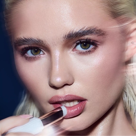 Fenty ‘How Many Carats?!’ Gloss Bomb Stix High-Shimmer Gloss Stick - Picture 7 of 10